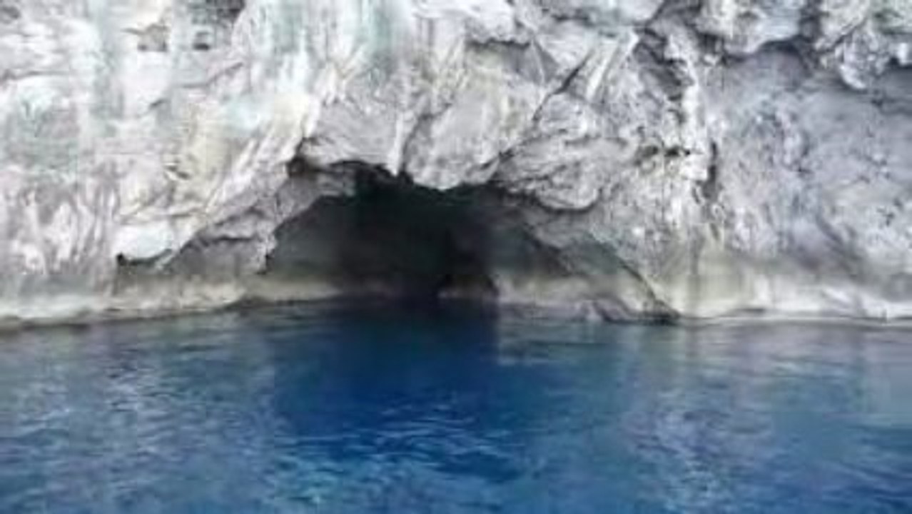 Grottes vues du bateau