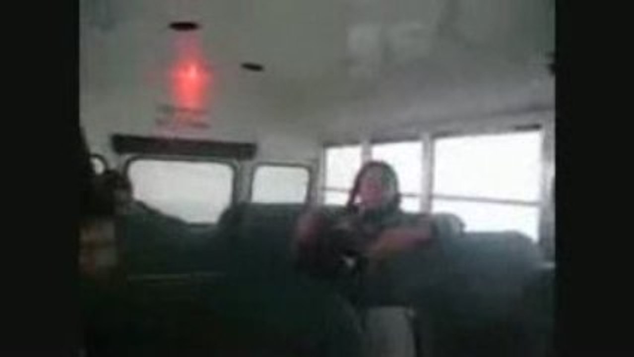 fille + bus + dos-ane
