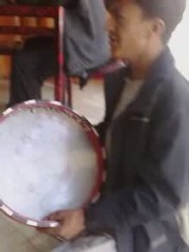 Un jeune afghan de Herat ( Afghanistan ) joue du tambour