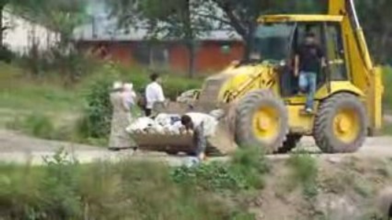 Uzungöl'de DOZER çöp topluyor.
