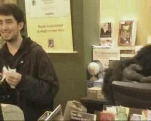 No sólo es un gorila, es escritor.