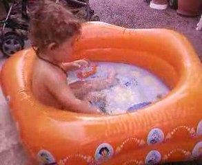 declan dans la piscine