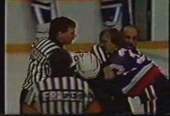 Bob Nystrom vs Jim Korn ISLANDERS vs MAPLE LEAFS ROUND2