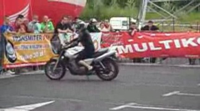 Stunt GP Bydgoszcz 2009 - Derbi Senda i dziewczyna na CB 500