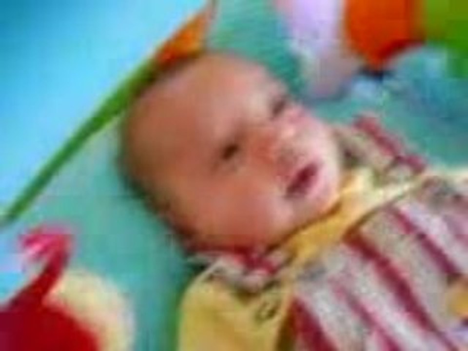 Nathan papote et joue