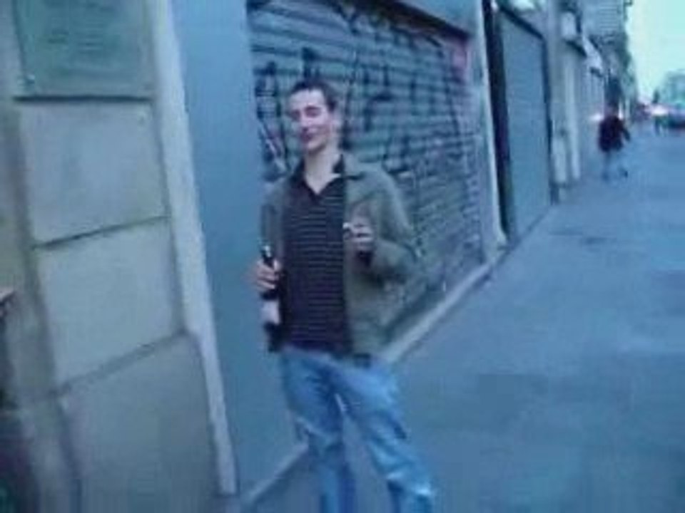 Un mec bourré ouvre une bouteille de vin.. sans tire-bouchon