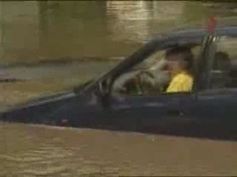 Compil : Des femmes dans des parking