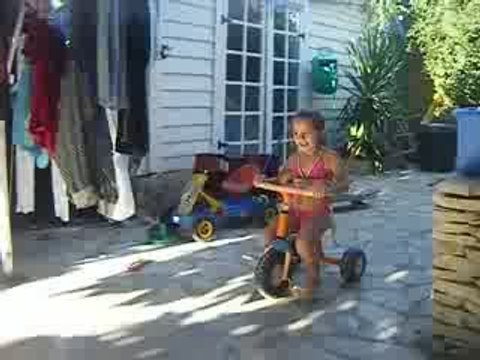 une petite fille de 4ans tire des freins à main