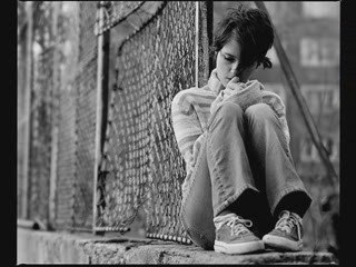 NİYE BÖYLE DARGIN BAKARSIN