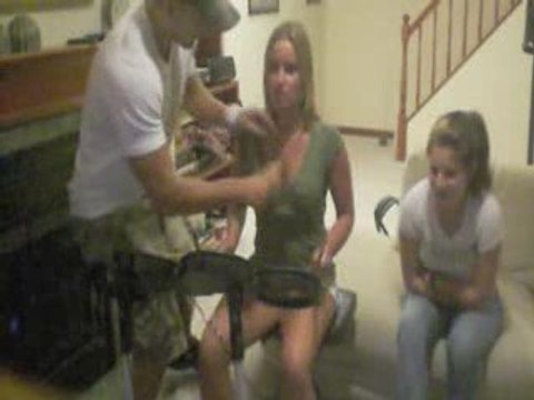 Régis fait une blague à sa copine