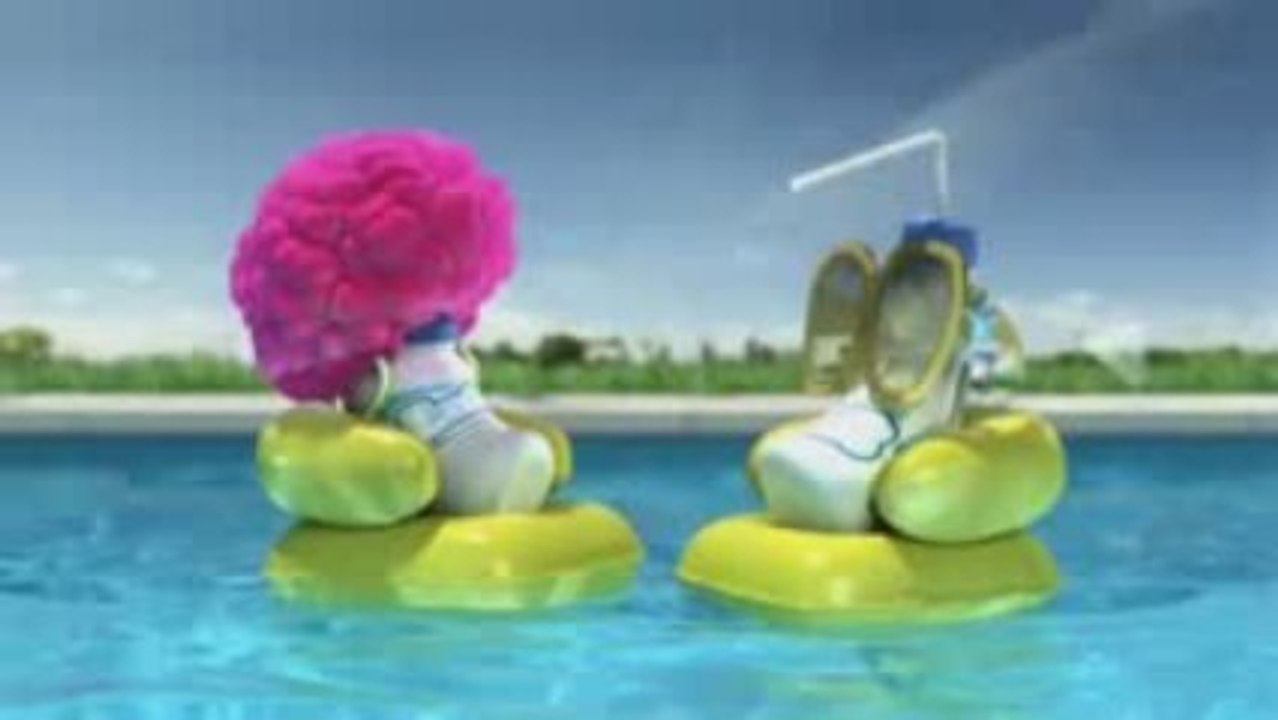 Marrant ces bouteilles qui parlent dans une piscine!