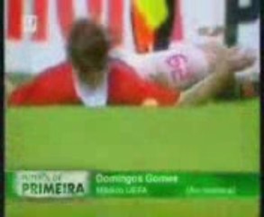 مات وهو يلعب فى وسط الملعب