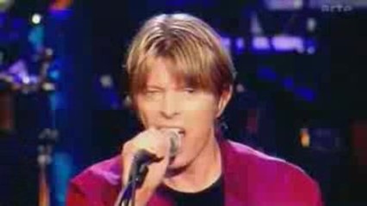 David Bowie > I'm Afraid of Americans (HQ)