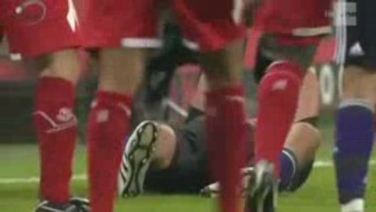 Anderlecht-Standard faute d'Axel Witsel sur Wasilewski.