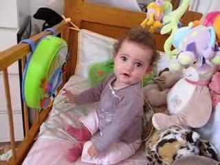 Lucie joue dans son lit