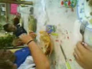 Ma cousine Olivia qui donne ses patates a Anthony