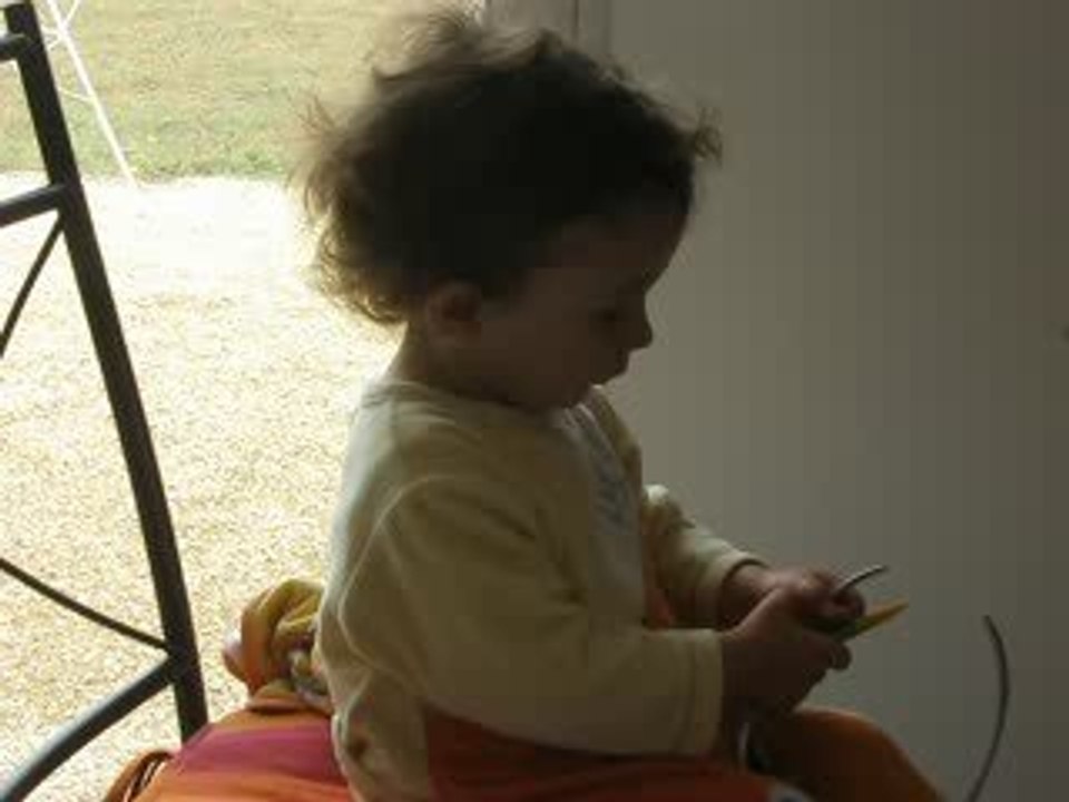 Eva devant le dvd  Les Enfoirés font leur cinéma.