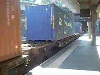 Passage d'un train porte contenaire tiré par BB22200 à Rouen