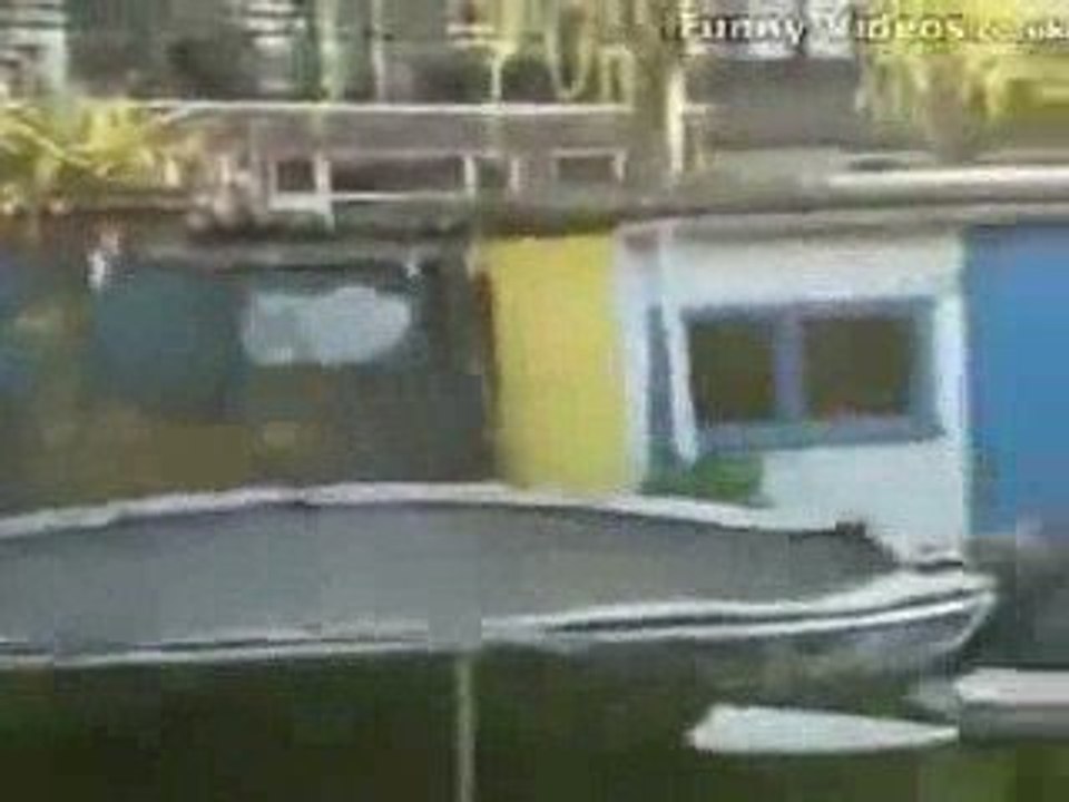 une blonde sur un trampoline