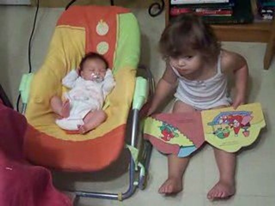 Chloée raconte une histoire à Sarah