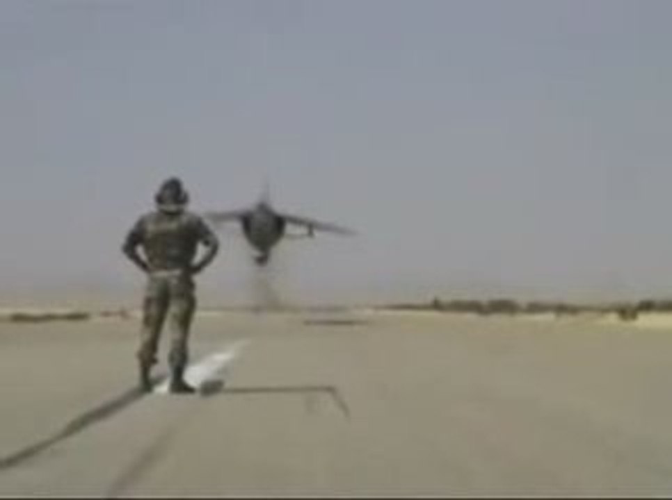 Avion de chasse en rase-mottes