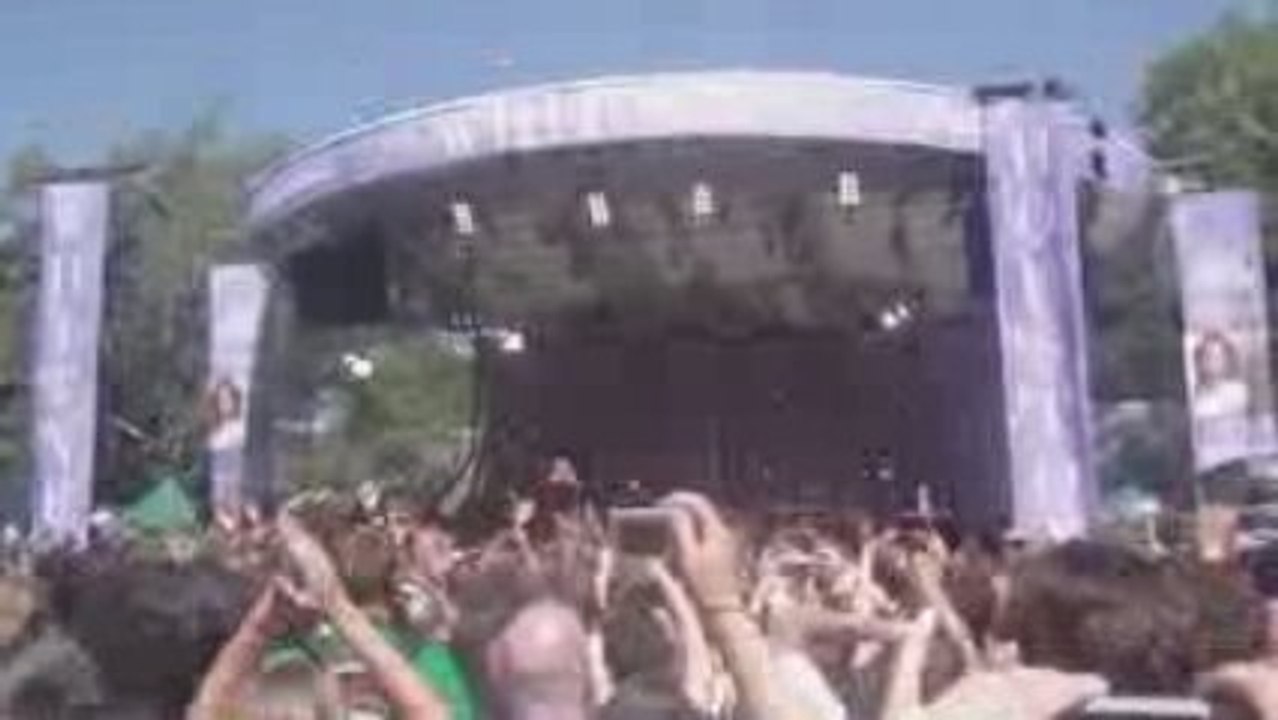 Whitney Houston sings "I'm every woman" live in Central Park