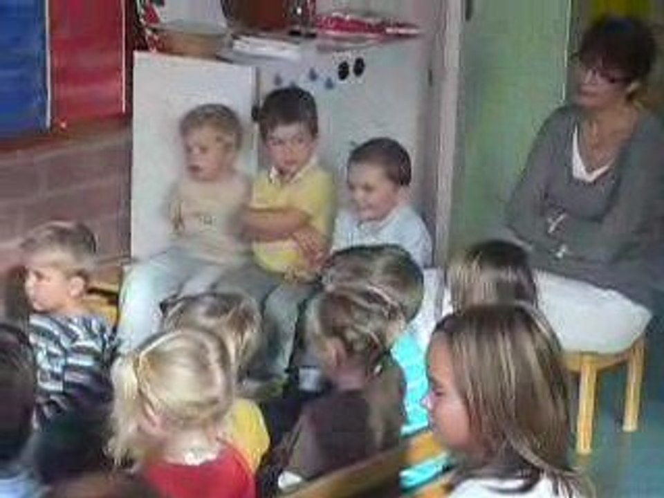 Maxime écoute l'histoire de la Maitresse