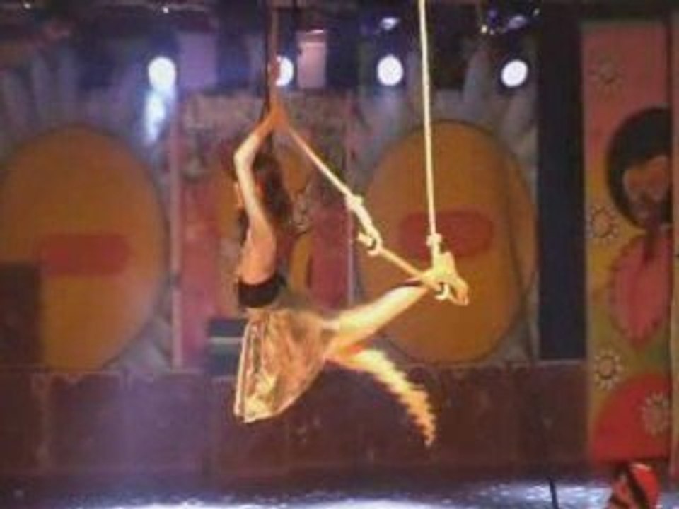 mini club show " mario bros " numéro de trapèze fixe