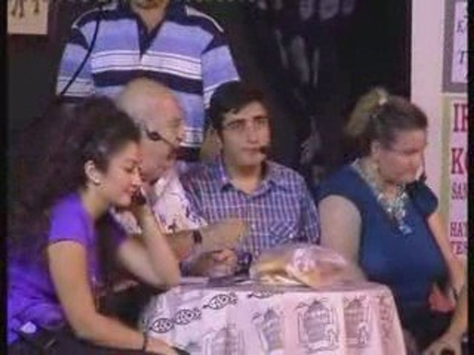 Ünlü Oyuncu Baykal Kent İzleyenleri Kırdı Geçirdi