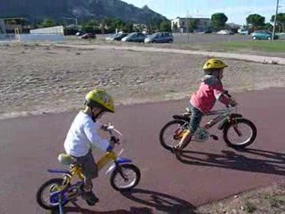 Robin et noé font du vélo 1