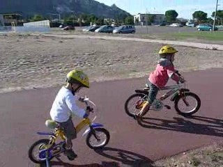 Robin et noé font du vélo 1