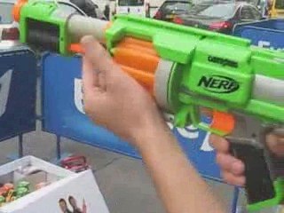 Un enfant teste un pistolet Nerf entre ses jambes - Vidéo Dailymotion