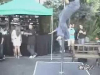 Fille qui fait du Pole Dance