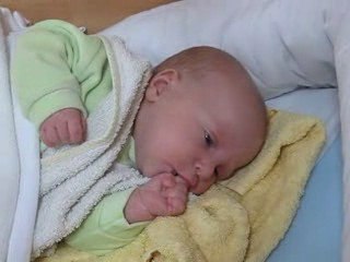 Amaury qui tète son poing