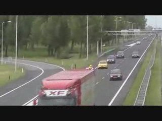 motard de la police percuté.