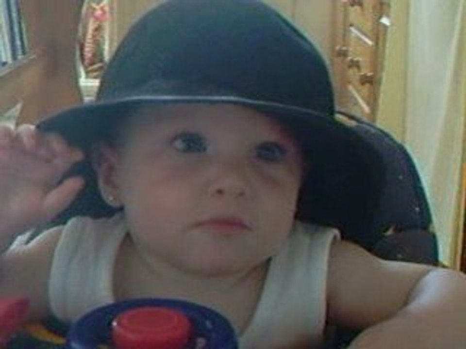 MAEVA ET SON CHAPEAUX