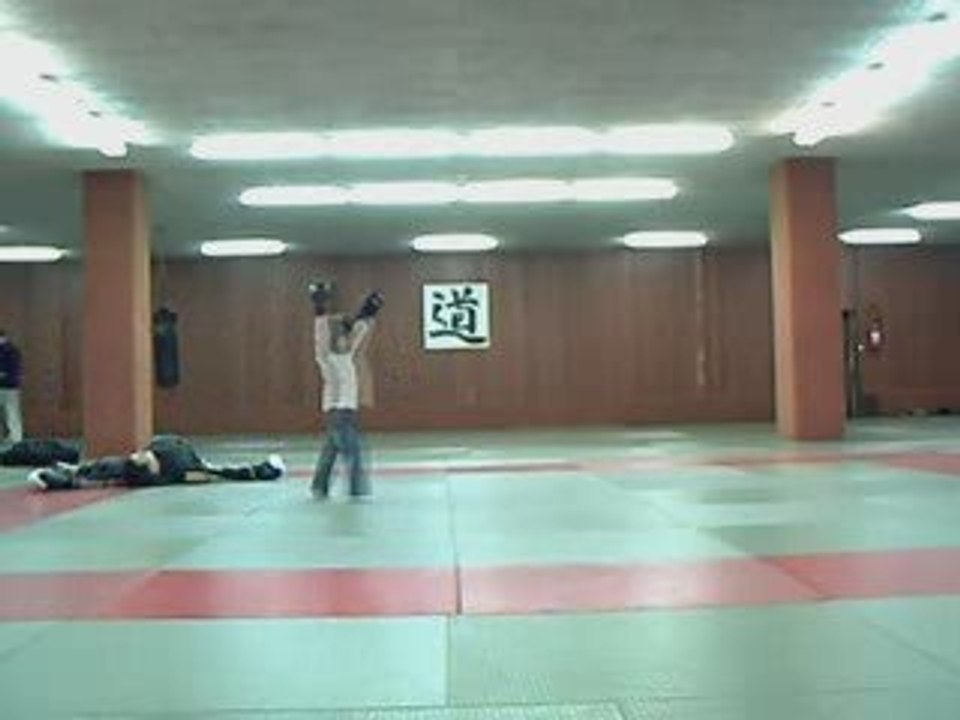Les filles s'amusent au dojo...