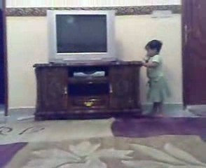 Papa joue au téléphone avec sa fille