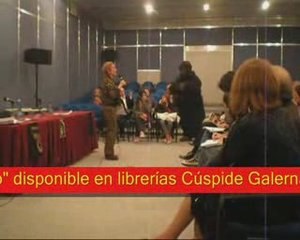 Un gorila escritor en la feria del libro.