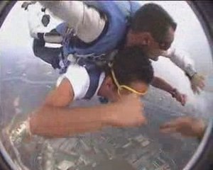 Saut en parachute d' Alex à Pujaut avec "Tombé du ciel".