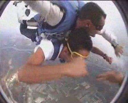 Saut en parachute d' Alex à Pujaut avec Tombé du ciel .