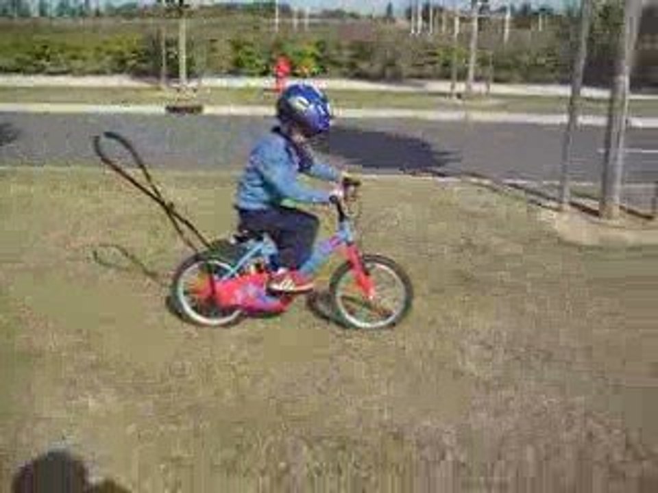 Sans les roulettes... Maxime fonce comme un avion