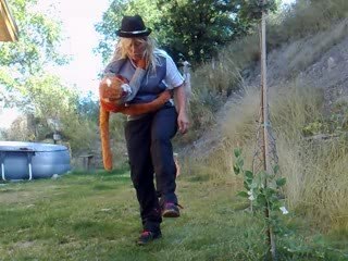 Totoche apprend a faire les lacets!