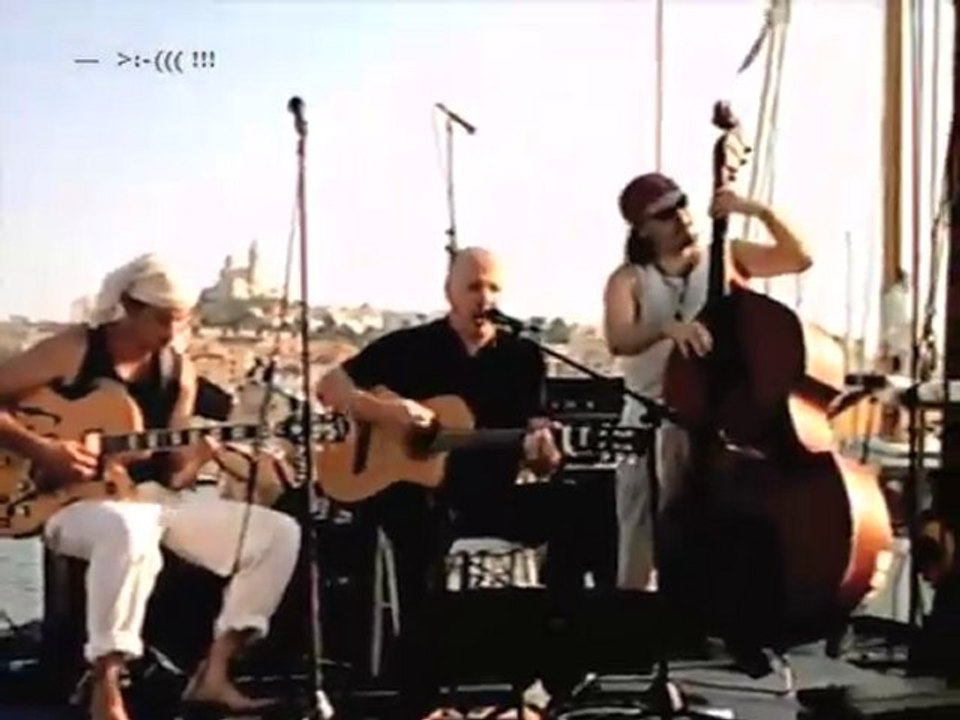 DJAM DEBLUES FACE À LA MAIRIE