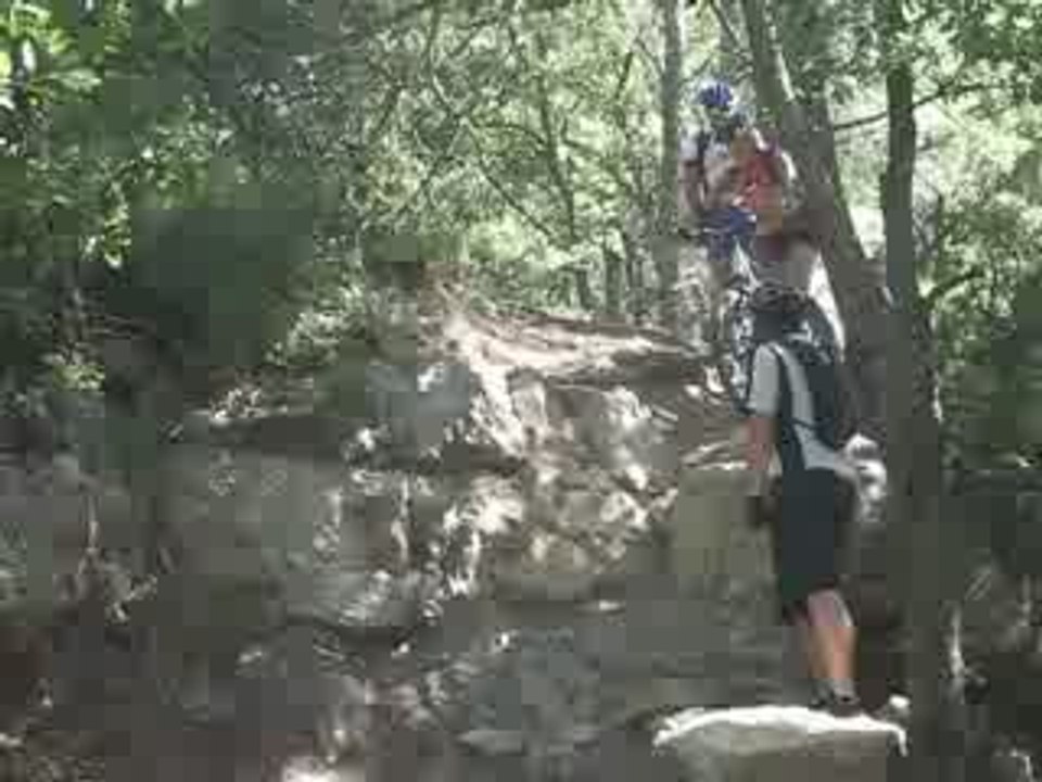 Crazy Girl VTT chute ( en français, chute de DDNETT en VTT)