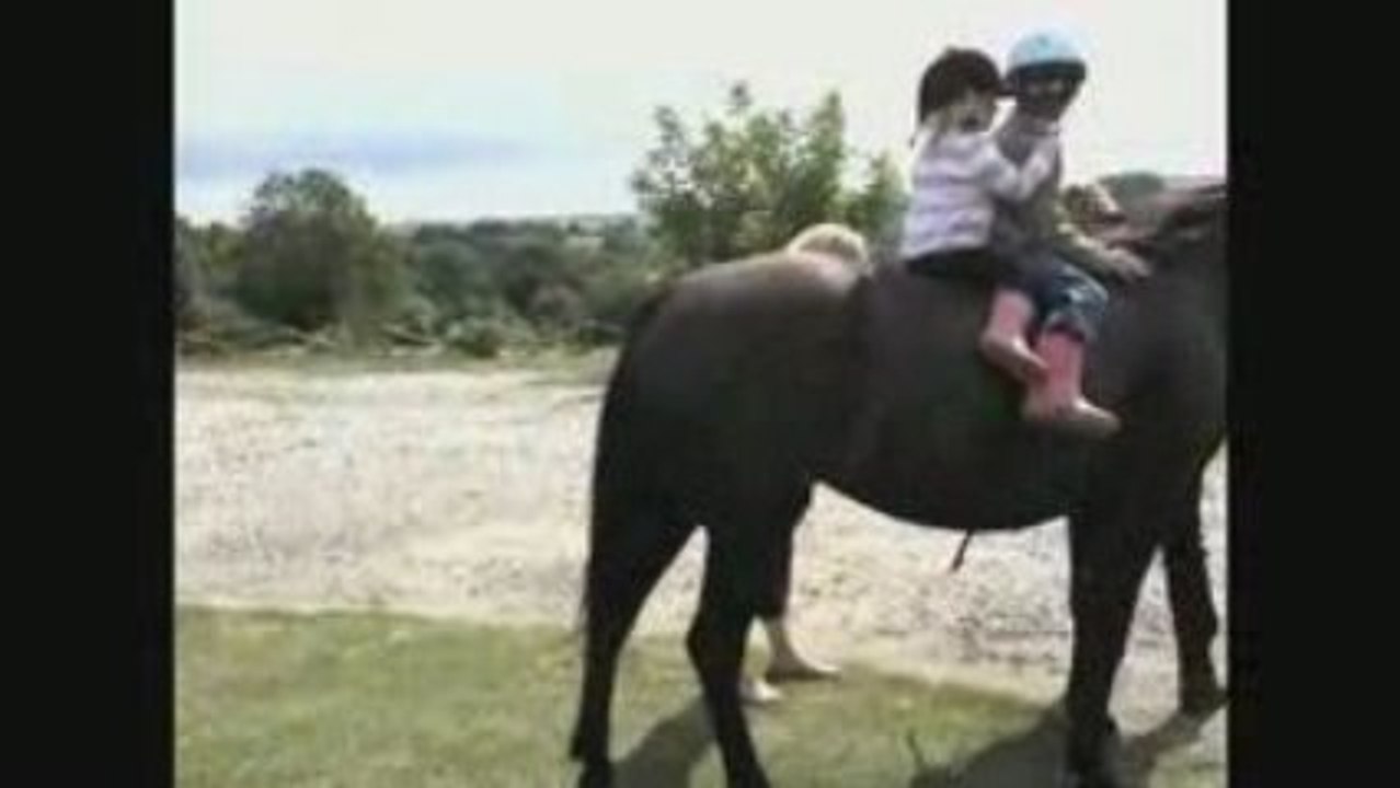 Larisa et Cloé à cheval