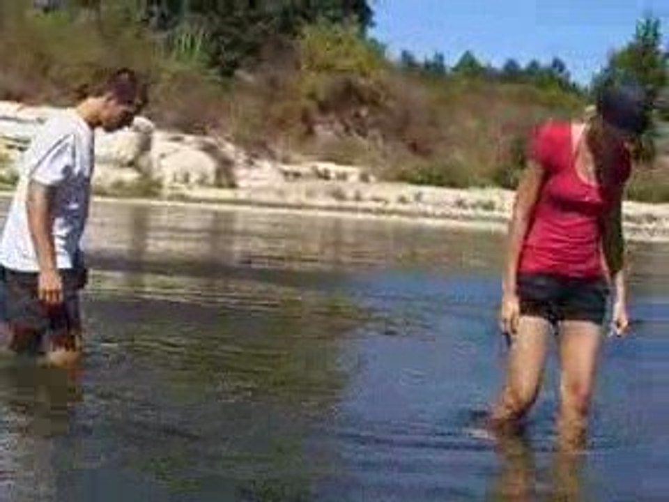Mik et marine qui teste l eau froide du gardon