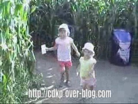 Clara & Léane dans le Labyrinthe de beaugency - été 2009