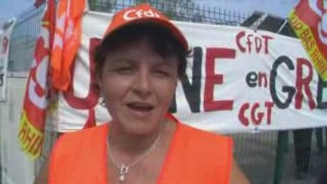 Des employés de Data Mailing bloquent leur usine