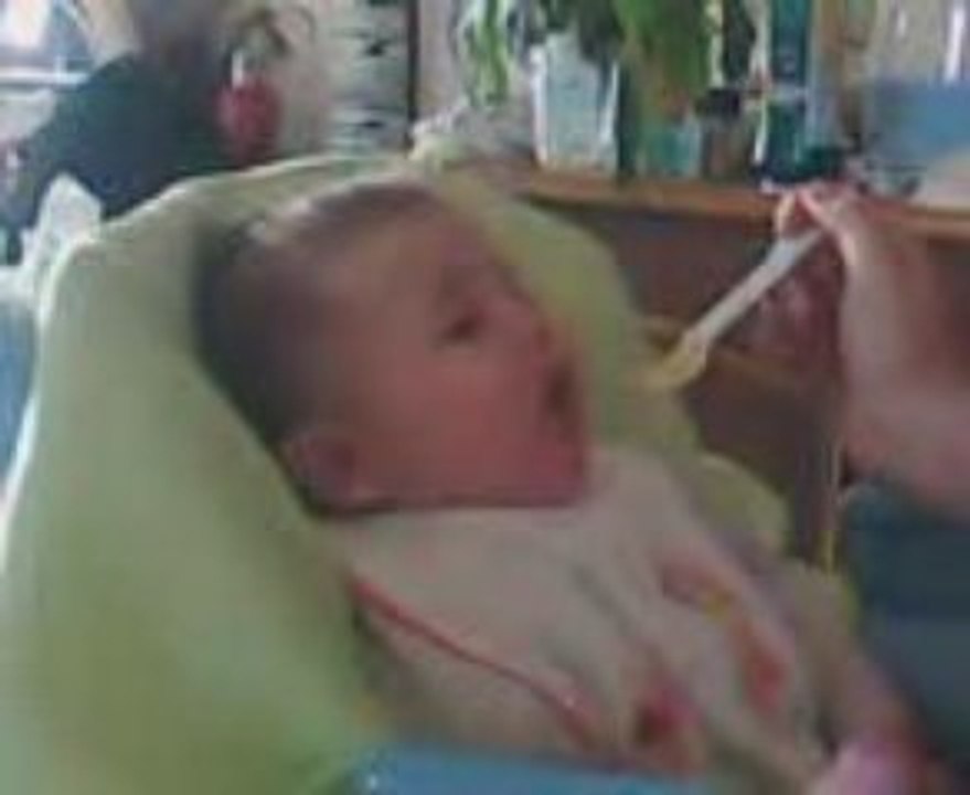 Bébé qui mange plus vite que son ombre